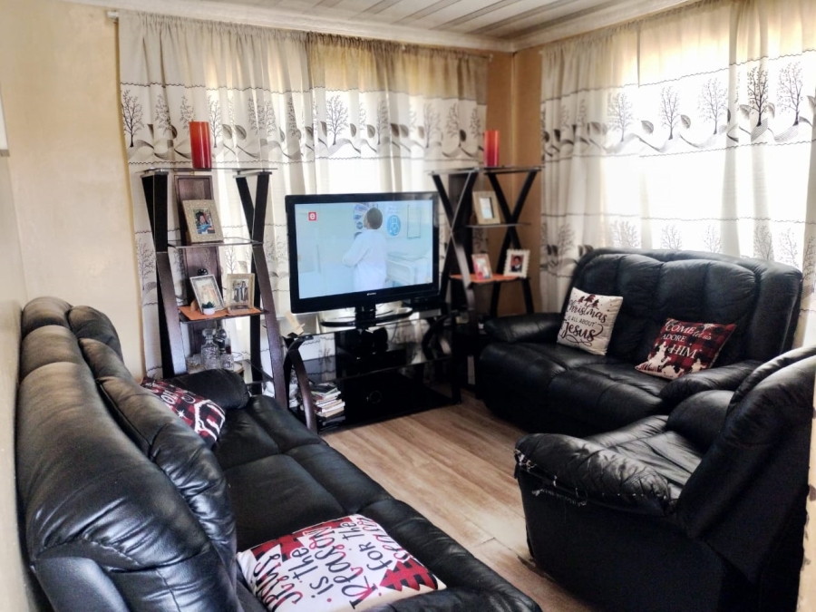 3 Bedroom Property for Sale in Molifi Tau Kloof Free State